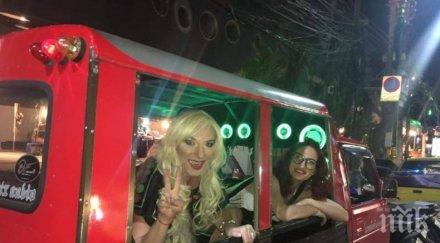 елза парини женски плеймейтка пукет снимка