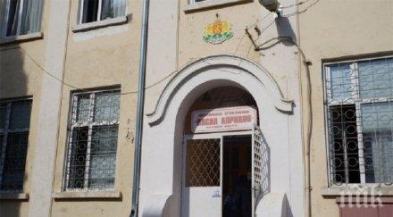 драми варненско училище учители бранят пенсионирана директорка родители жалват инспектората