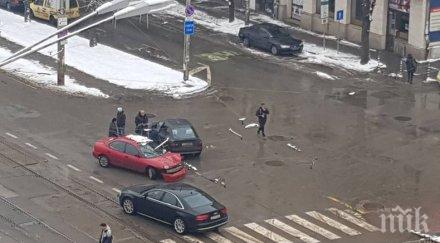 първо пик зрелищна катастрофа две коли бул мария луиза звън ламарини стресна хората обновена снимки