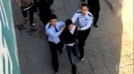 китаец нападна чук рани деца училище