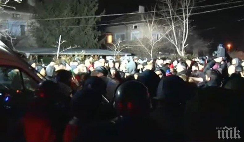 Над 200 души протестират във Войводиново заради пребития военен от Спецсилите