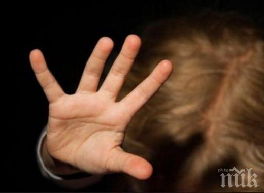 БРУТАЛНО В УЧИЛИЩЕ: Близнаци си спретнаха силова групировка, събличат съученици и ги бият
