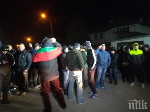 ЗА ПОРЕДНА ВЕЧЕР: 300 души на протест във Войводиново срещу циганския произвол