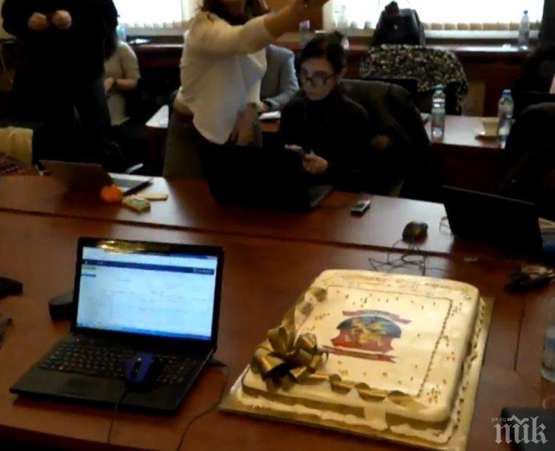 ПЪРВО В ПИК TV: ВМРО черпи с огромна торта журналистите в парламента (СНИМКИ)