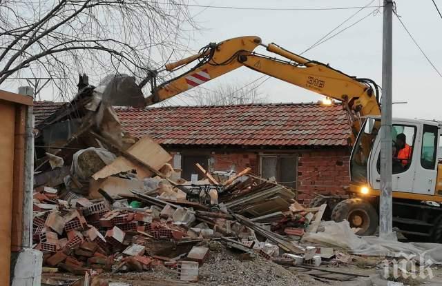 Сринаха пет цигански къщи във Войводиново, багерите продължават и утре