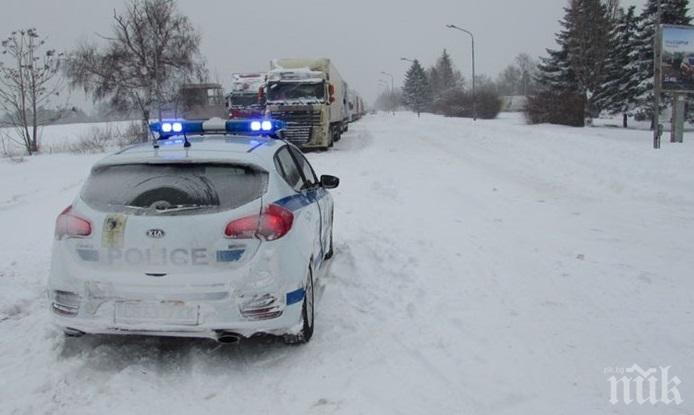 ВНИМАНИЕ: Ограничения в движението заради влошена зимна обстановка