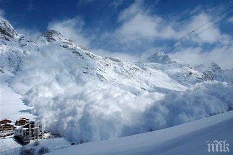 Лавина помете планински хотел в Швейцария