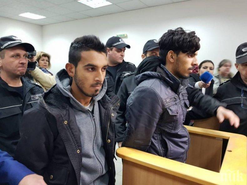 ОТ ПОСЛЕДНИТЕ МИНУТИ: Докараха с белезници в съда ромите, пребили командоса