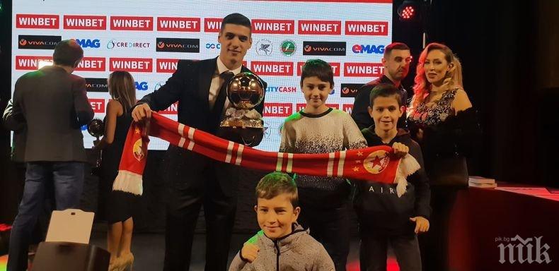 КАТО ДВЕ КАПКИ: Гаджето на Кирил Десподов - двойничка на Антония Петрова (СНИМКИ)