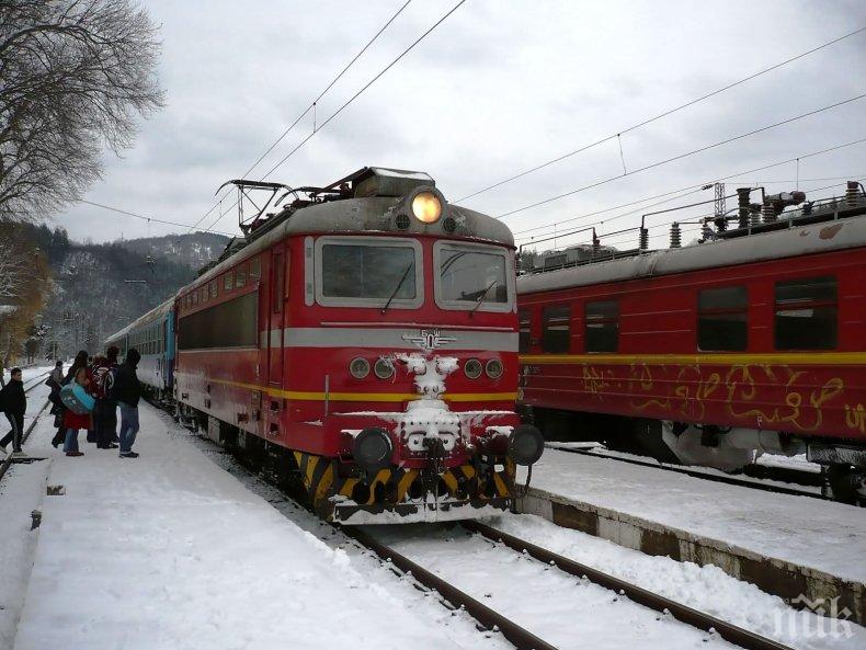 Влак дерайлира в Перник, пътниците се извозват с автобуси