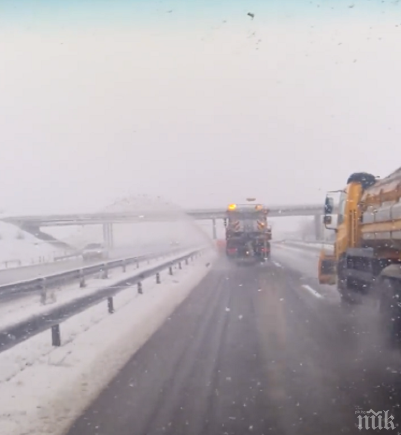 От АПИ отчитат: Над 1000 машини се бориха със снега и леда през нощта