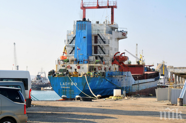 Моряците от арестувания кораб оставени без храна