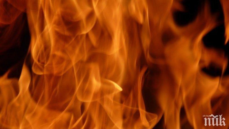 ОГНЕН ЕКШЪН: Строителни материали пламнаха до блок в Сливен