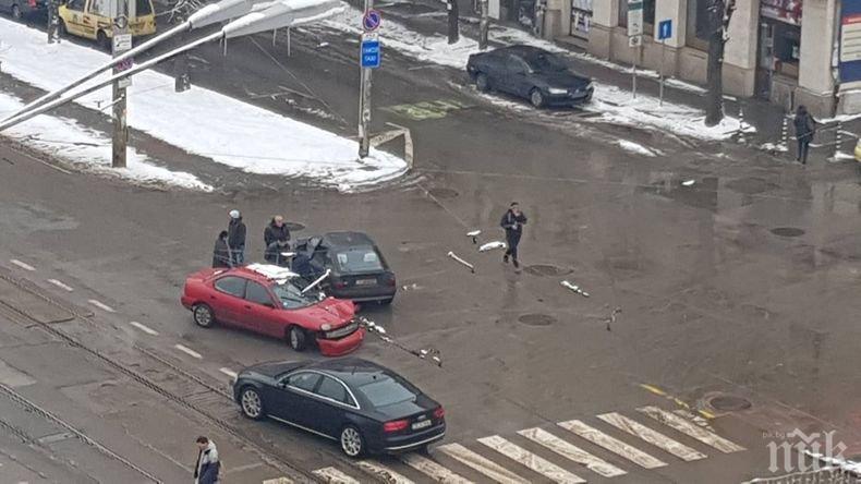 ПЪРВО В ПИК TV: Зрелищна катастрофа между две коли на бул. Мария Луиза, звън на ламарини стресна хората (ОБНОВЕНА/СНИМКИ)