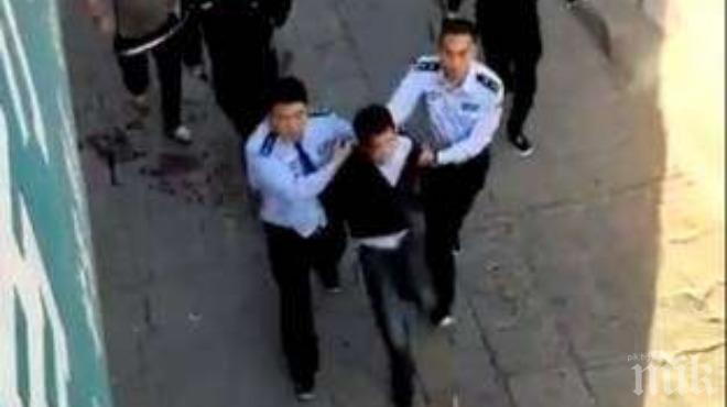 Китаец нападна с чук и рани 20 деца в училище 