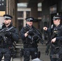 ПАНИКА В ЛОНДОН: Мъж влетя с мачете в метрото, полицаи го неутрализираха (ЗРЕЛИЩНО ВИДЕО)