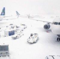 Отменят полети в САЩ заради снеговалежи, циклонът взе човешки жертви