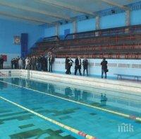 Плувци останаха без мобилните си телефони в басейн във Враца