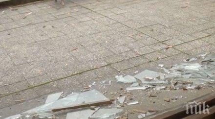 последните минути ураганен вятър изпочупи прозорците гимназията сопот евакуират учениците