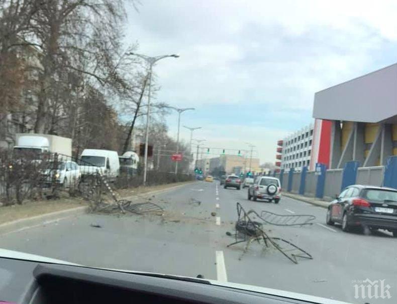 МЕЛЕ: БМВ се размаза челно в дърво (СНИМКИ)
