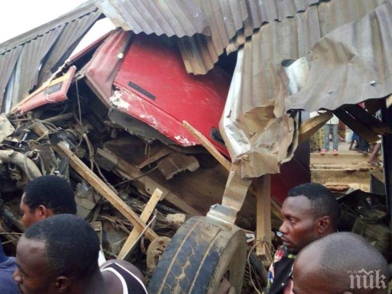 Над 20 загинали, след като камион се вряза в хора на пазар в Нигерия