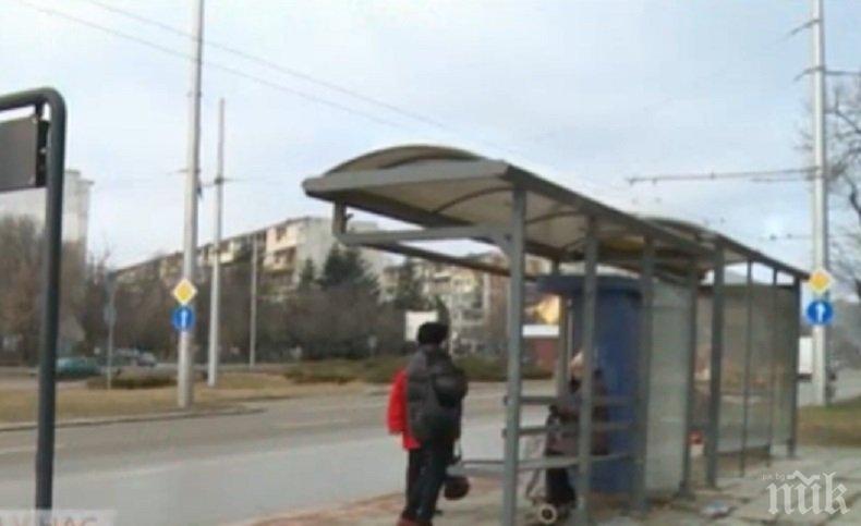 ПОТРЕС: Вандали потрошиха спирките във Варна