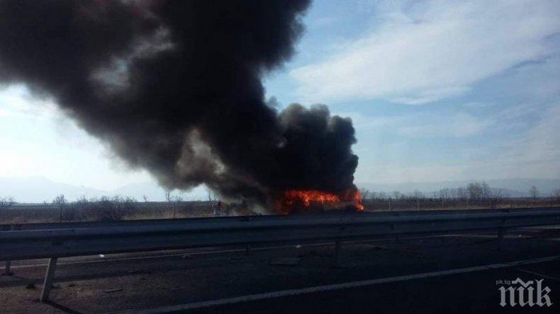 ИЗВЪНРЕДНО: Микробус се запали на автомагистрала Тракия (ОБНОВЕНА/СНИМКИ)