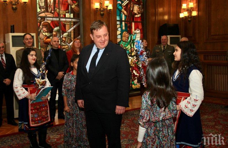 ПРАЗНИК: Ромски деца сурвакаха Каракачанов за Василица 