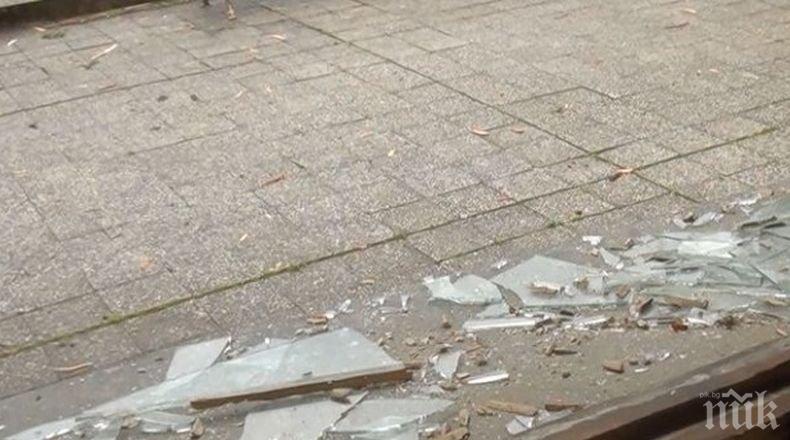 ОТ ПОСЛЕДНИТЕ МИНУТИ: Ураганен вятър изпочупи прозорците на гимназията в Сопот - евакуират учениците