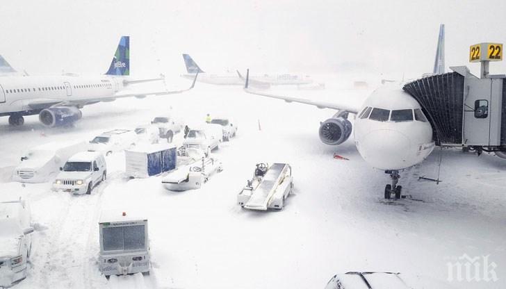 Отменят полети в САЩ заради снеговалежи, циклонът взе човешки жертви