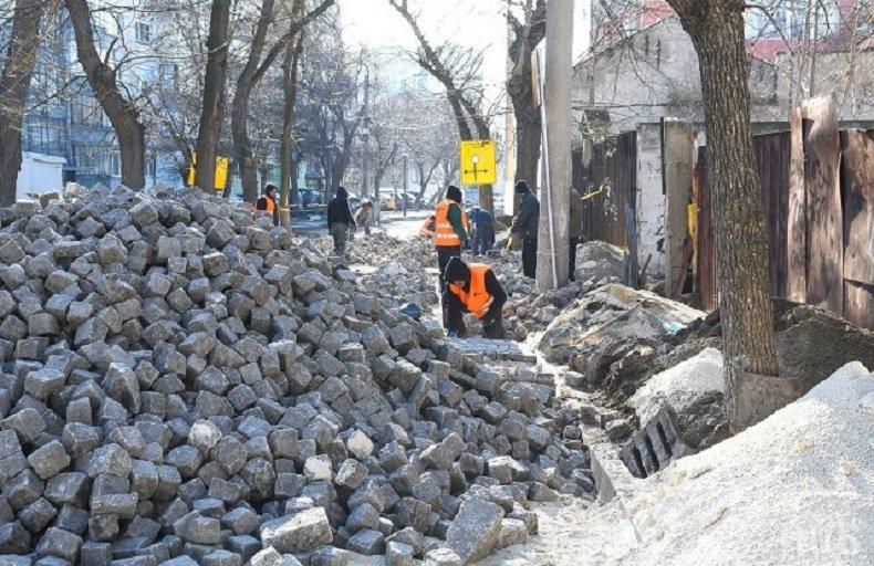 Неволи под тепетата - ВиК аварии подлудиха квартала до Стария град