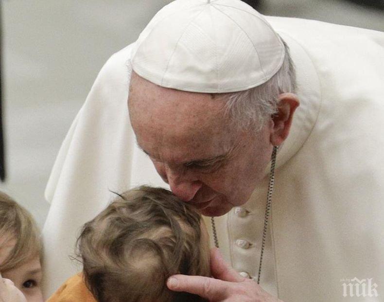 Папата с важен съвет към родителите по време на кръщене в Сикстинската капела
