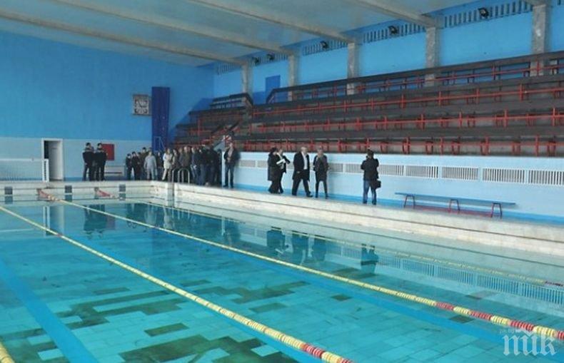 Плувци останаха без мобилните си телефони в басейн във Враца