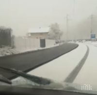НЕВИЖДАНО: Дъжд и сняг блокираха пътищата в Турция