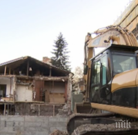 УЖАС: Строеж в София събори стената на обитаема къща, мебелите пропаднаха в яма (СНИМКА)