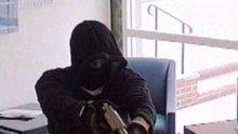 УДАР ПО ТЪМНО: Въоръжена банда с маски нападна собственик на чейндж бюро, задигна близо 100 бона