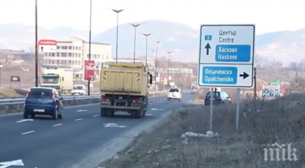 инцидент кърджали електрически стълб размаза автомобил шофьорът размина косъм шок