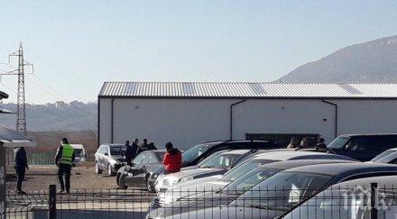 тийнейджъри помляха коли автокъща снимки