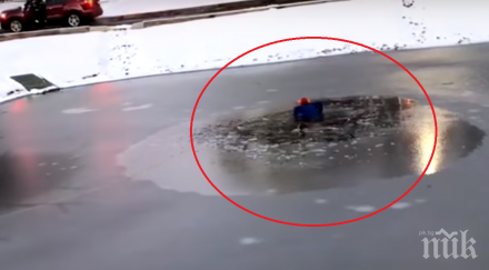 спасители извадиха дете замръзнало езеро сащ видео