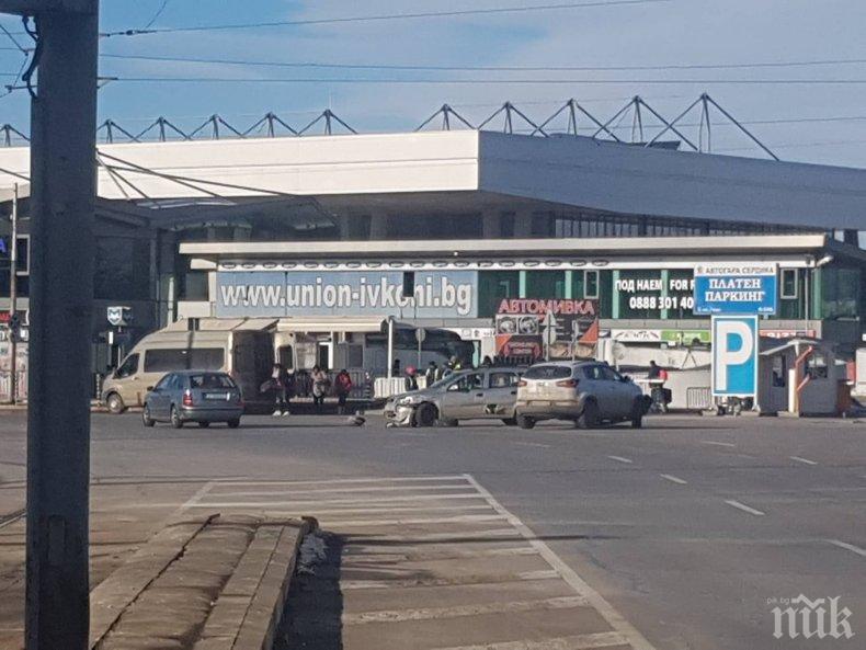 ПЪРВО В ПИК: Джип и кола се помляха пред входа на автогарата в София (СНИМКИ)