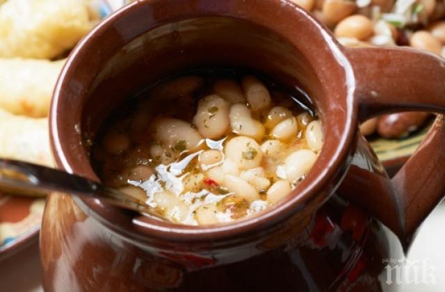 Проверяват за натравяне първолаци, яли боб в училище