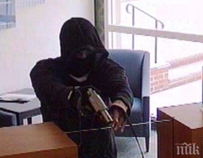 УДАР ПО ТЪМНО: Въоръжена банда с маски нападна собственик на чейндж бюро, задигна близо 100 бона