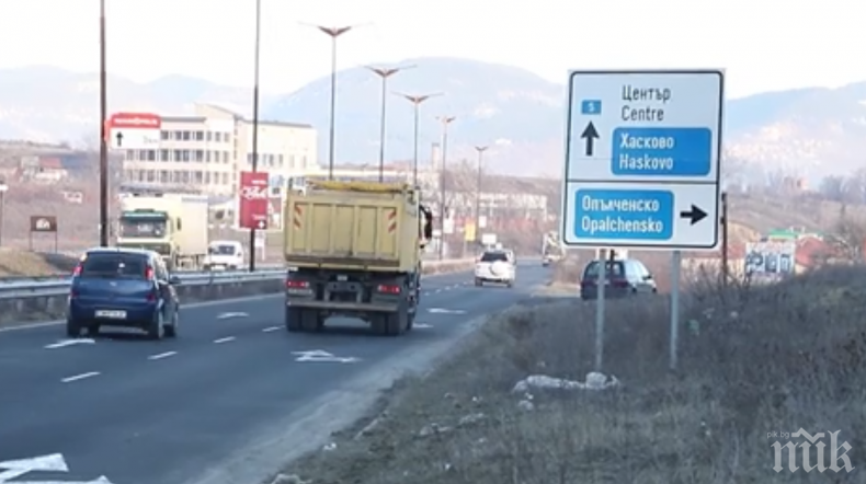 ИНЦИДЕНТ В КЪРДЖАЛИ: Електрически стълб размаза автомобил, шофьорът се размина на косъм, още е в шок 