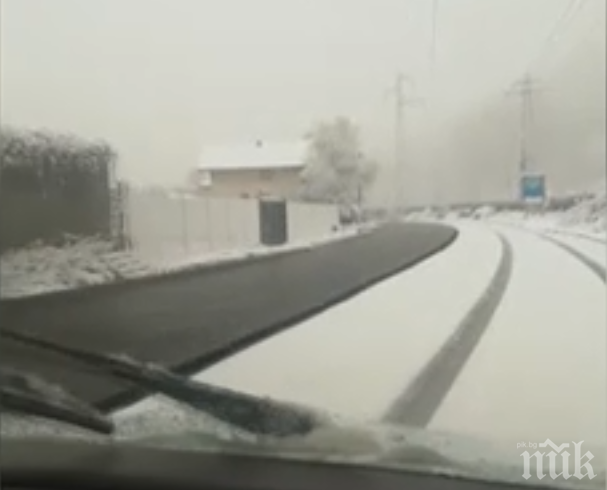 НЕВИЖДАНО: Дъжд и сняг блокираха пътищата в Турция