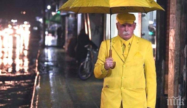 УДИВИТЕЛНО: Сириец от Алепо носи само жълти дрехи заради... сън за паралелен свят (ВИДЕО)