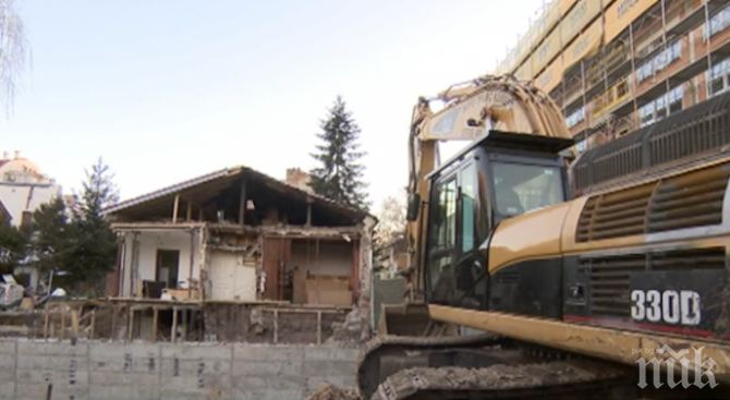 УЖАС: Строеж в София събори стената на обитаема къща, мебелите пропаднаха в яма (СНИМКА)