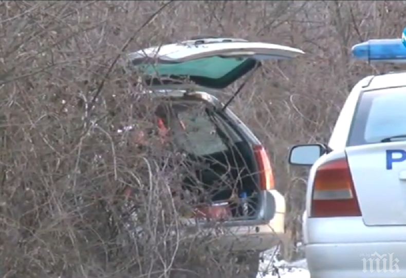 СЛЕД БЯСНАТА ГОНКА: Спукали гумите на пежото с шипове, полицията продължава тараша