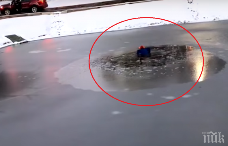 Спасители извадиха дете от замръзнало езеро в САЩ (ВИДЕО)