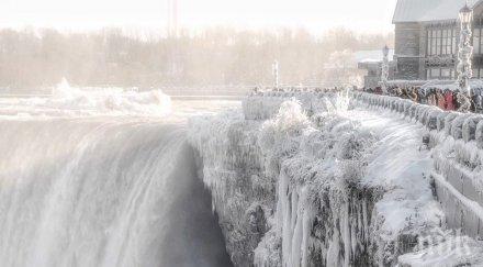студ замръзна ниагарския водопад