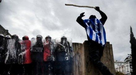 живо гръцката полиция използва сълзотворен газ протестиращите снимки